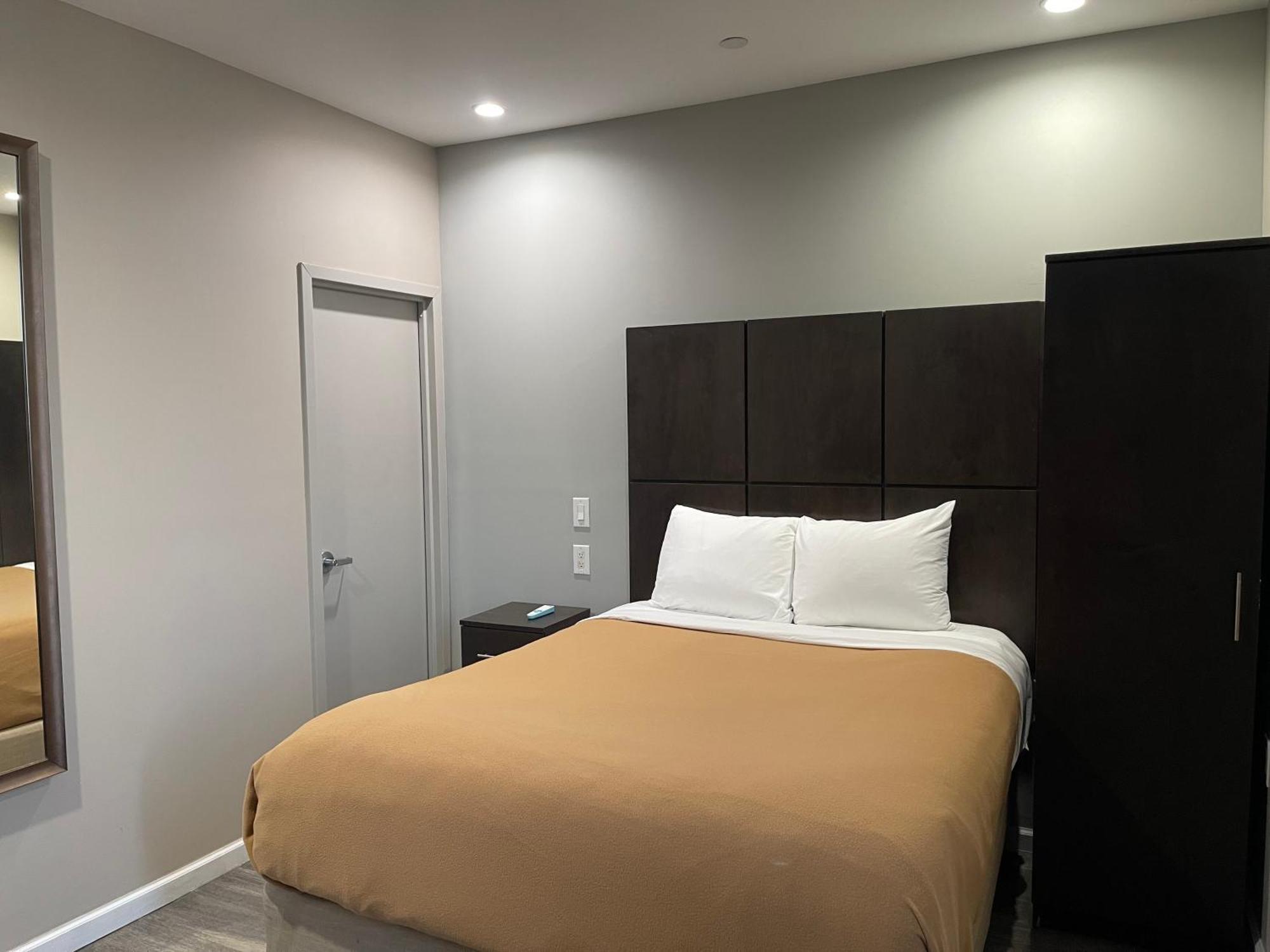 Voyage Hotel New York Exterior photo